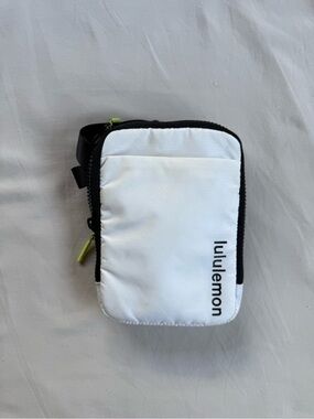 Lululemon Easy Access Crossbody Bag 1.5L (white)